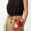 Bolso com cordão «Strawberry» em pele de bezerro clássica e ráfia Bolso com cordão «Strawberry» em pele de bezerro clássica e ráfia