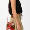 Bolso com cordão «Strawberry» em pele de bezerro clássica e ráfia Bolso com cordão «Strawberry» em pele de bezerro clássica e ráfia