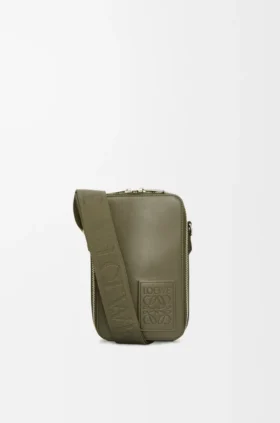 Bolso vertical para uso a tiracolo em pele de bezerro acetinada
