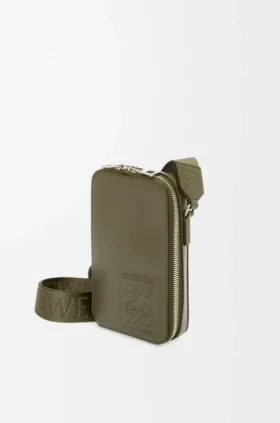 Bolso vertical para uso a tiracolo em pele de bezerro acetinada