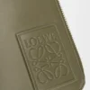 Bolso vertical para uso a tiracolo em pele de bezerro acetinada Bolso vertical para uso a tiracolo em pele de bezerro acetinada