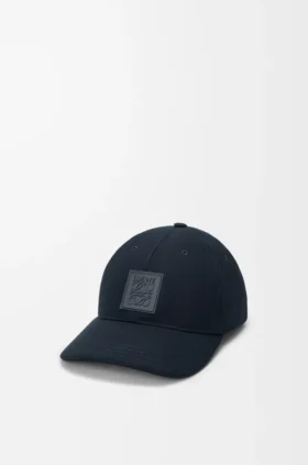 Boné com emblema em lona