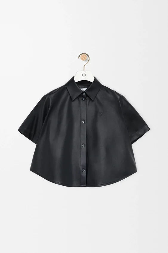Camisas de manga curta com silhueta trapézio em pele de borrego napa Camisas de manga curta com silhueta trapézio em pele de borrego napa