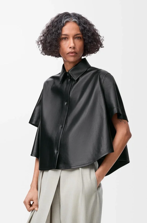 Camisas de manga curta com silhueta trapézio em pele de borrego napa Camisas de manga curta com silhueta trapézio em pele de borrego napa