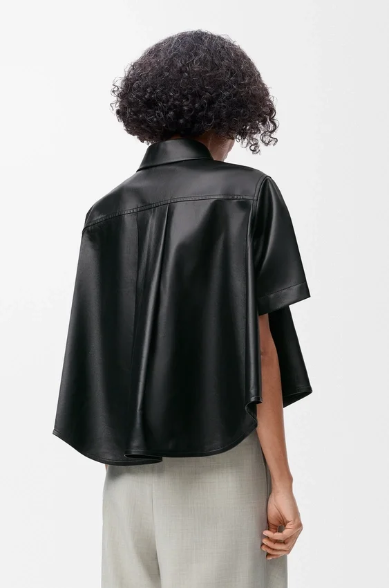 Camisas de manga curta com silhueta trapézio em pele de borrego napa Camisas de manga curta com silhueta trapézio em pele de borrego napa