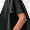 Camisas de manga curta com silhueta trapézio em pele de borrego napa Camisas de manga curta com silhueta trapézio em pele de borrego napa