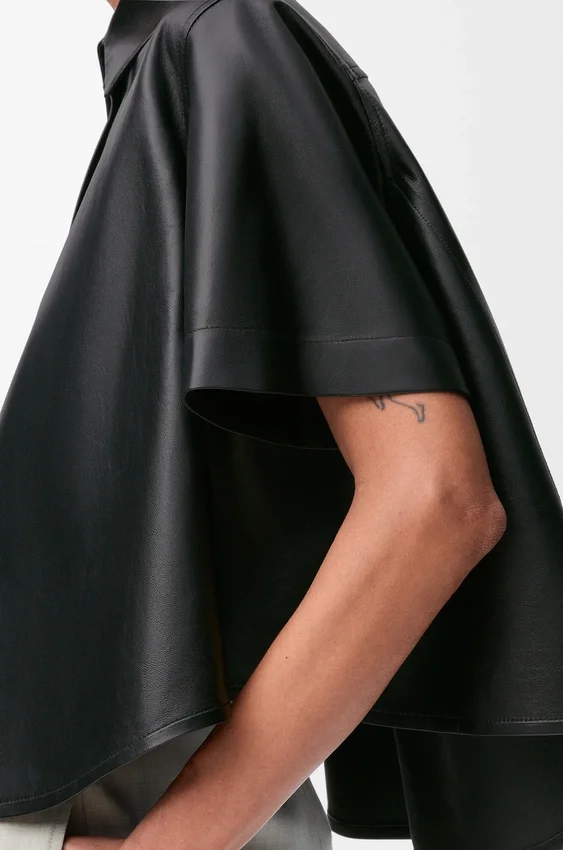 Camisas de manga curta com silhueta trapézio em pele de borrego napa Camisas de manga curta com silhueta trapézio em pele de borrego napa