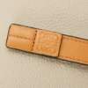 Carteira compacta com fecho de correr em pele de bezerro com grão suave Carteira compacta com fecho de correr em pele de bezerro com grão suave
