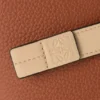 Carteira compacta com fecho de correr em pele de bezerro com grão suave Carteira compacta com fecho de correr em pele de bezerro com grão suave