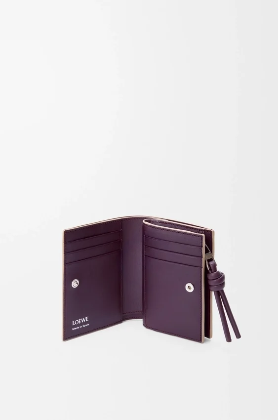 Carteira compacta com o símbolo «Knot» em pele de bezerro napa brilhante Carteira compacta com o símbolo «Knot» em pele de bezerro napa brilhante