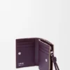 Carteira compacta com o símbolo «Knot» em pele de bezerro napa brilhante Carteira compacta com o símbolo «Knot» em pele de bezerro napa brilhante