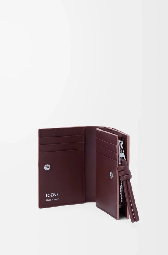 Carteira compacta com o símbolo «Knot» em pele de bezerro napa brilhante Carteira compacta com o símbolo «Knot» em pele de bezerro napa brilhante