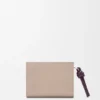 Carteira compacta com o símbolo «Knot» em pele de bezerro napa brilhante Carteira compacta com o símbolo «Knot» em pele de bezerro napa brilhante