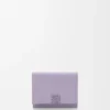 Carteira tripla Anagram em pele de bezerro com grão tipo «Pebble» Carteira tripla Anagram em pele de bezerro com grão tipo «Pebble»