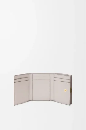 Carteira tripla Anagram em pele de bezerro com grão tipo «Pebble»