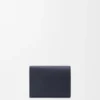Carteira tripla Anagram em pele de bezerro com grão tipo «Pebble» Carteira tripla Anagram em pele de bezerro com grão tipo «Pebble»