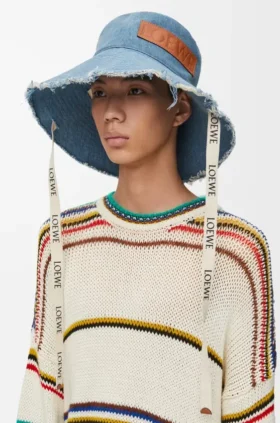 Chapéu de pescador com bordas desfiadas em ganga e pele de bezerro