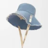 Chapéu de pescador com bordas desfiadas em ganga e pele de bezerro Chapéu de pescador com bordas desfiadas em ganga e pele de bezerro