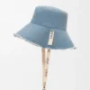 Chapéu de pescador com bordas desfiadas em ganga e pele de bezerro Chapéu de pescador com bordas desfiadas em ganga e pele de bezerro