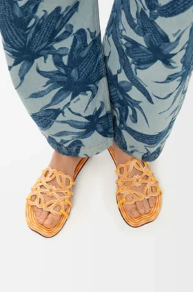 Chinelo «Petal Anagram» em lona bordada