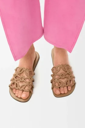Chinelo Petal Anagram em pele de bezerro