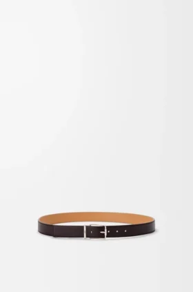 Cinto Essential em pele de bezerro granulada e flexível
