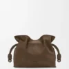 Clutch Flamenco Média em Nubuck Granulado Clutch Flamenco Média em Nubuck Granulado