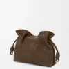 Clutch Flamenco Média em Nubuck Granulado Clutch Flamenco Média em Nubuck Granulado