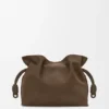 Clutch Flamenco Média em Nubuck Granulado Clutch Flamenco Média em Nubuck Granulado