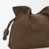 Clutch Flamenco Média em Nubuck Granulado Clutch Flamenco Média em Nubuck Granulado