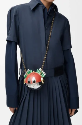Clutch «Knight Cat» em metal e pele de borrego napa