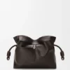 Clutch Panta Medium Flamenco em pele de bezerro brilhante Clutch Panta Medium Flamenco em pele de bezerro brilhante