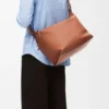 Cubi Crossbody em pele de bezerro lisa e flexível e jacquard Cubi Crossbody em pele de bezerro lisa e flexível e jacquard