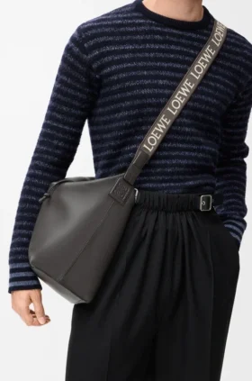 Cubi Crossbody em pele de bezerro lisa e flexível e jacquard