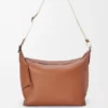 Cubi Crossbody em pele de bezerro lisa e flexível e jacquard Cubi Crossbody em pele de bezerro lisa e flexível e jacquard