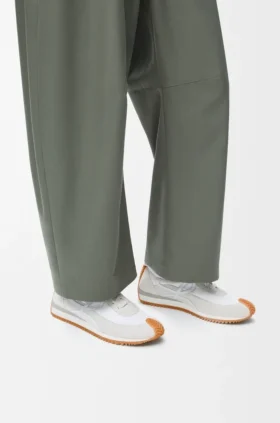 Flow Runner em nylon e camurça