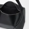Loop Hobo grande em pele de bezerro granulada e macia Loop Hobo grande em pele de bezerro granulada e macia
