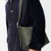 Loop Hobo médio em pele de bezerro granulada e flexível Loop Hobo médio em pele de bezerro granulada e flexível