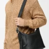 Loop Hobo médio em pele de bezerro granulada e flexível Loop Hobo médio em pele de bezerro granulada e flexível