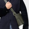 Loop Hobo médio em pele de bezerro granulada e flexível Loop Hobo médio em pele de bezerro granulada e flexível