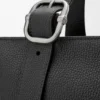 Loop Tote com Fecho de Zíper e Alça em Laço em pele de bezerro granulada e flexível Loop Tote com Fecho de Zíper e Alça em Laço em pele de bezerro granulada e flexível