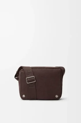 Mala de tiracolo Pebble média em nubuck granulado