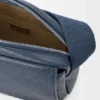 Mala de tiracolo Pebble média em pele de bezerro granulada e flexível Mala de tiracolo Pebble média em pele de bezerro granulada e flexível