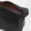 Mala de tiracolo Pebble média em pele de bezerro granulada e flexível Mala de tiracolo Pebble média em pele de bezerro granulada e flexível