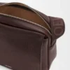 Mala de tiracolo Pebble média em pele de bezerro granulada e flexível Mala de tiracolo Pebble média em pele de bezerro granulada e flexível