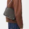 Mala de tiracolo Pebble média em pele de bezerro lisa Mala de tiracolo Pebble média em pele de bezerro lisa