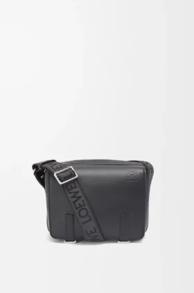 Mala de tiracolo tipo mensageiro XS Military em pele de bezerro lisa e macia e jacquard