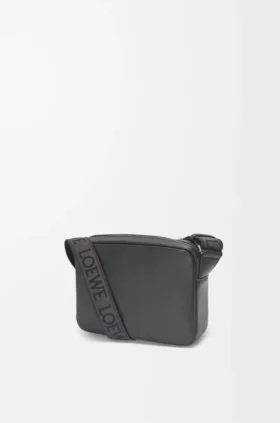 Mala de tiracolo tipo mensageiro XS Military em pele de bezerro lisa e macia e jacquard