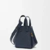 Mala Hammock Compact em pele de bezerro com grão suave Mala Hammock Compact em pele de bezerro com grão suave