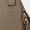 Mala Hammock Compact em pele de bezerro com grão suave Mala Hammock Compact em pele de bezerro com grão suave